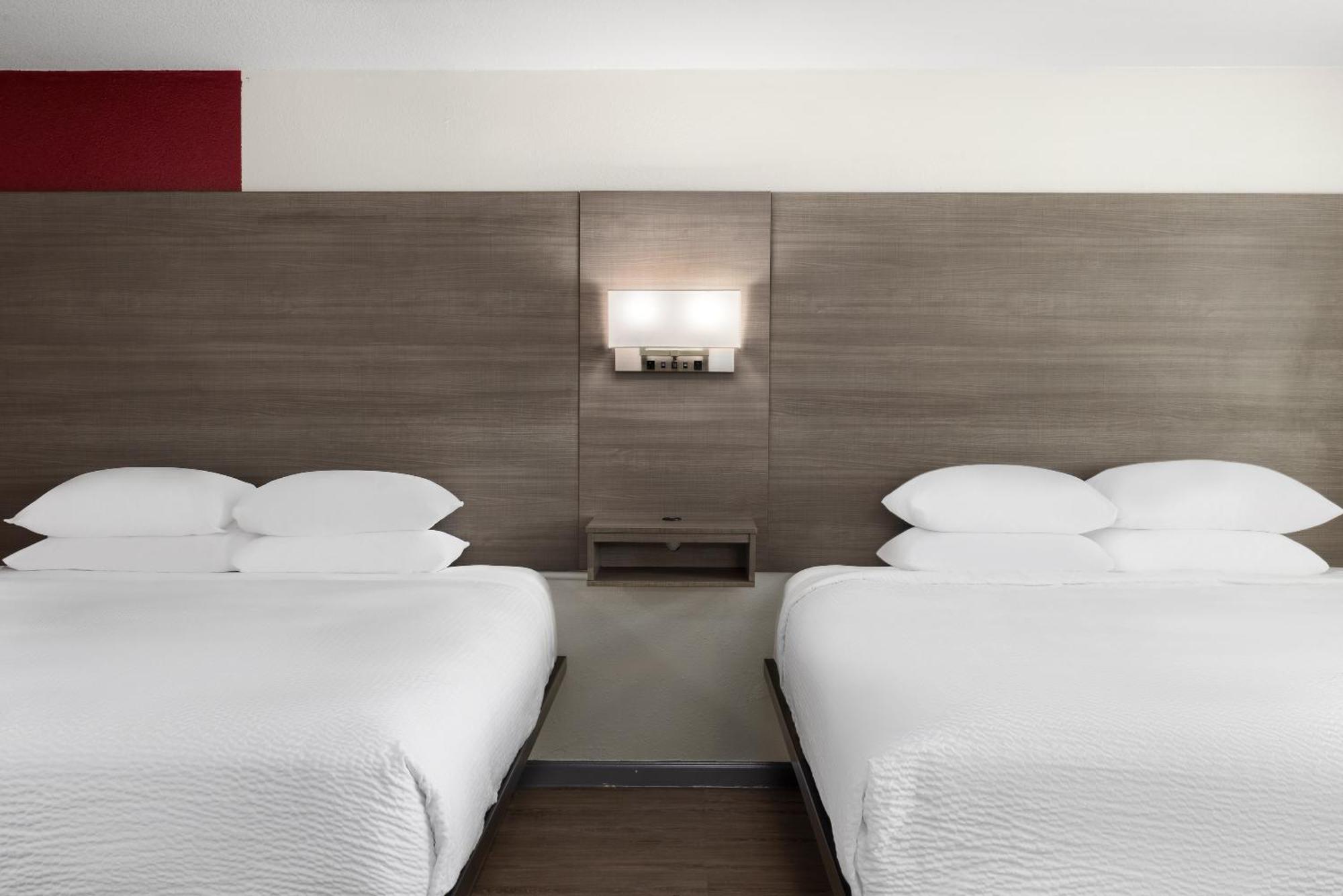 במוטל Ramada By Wyndham Medford Airport North מראה חיצוני תמונה