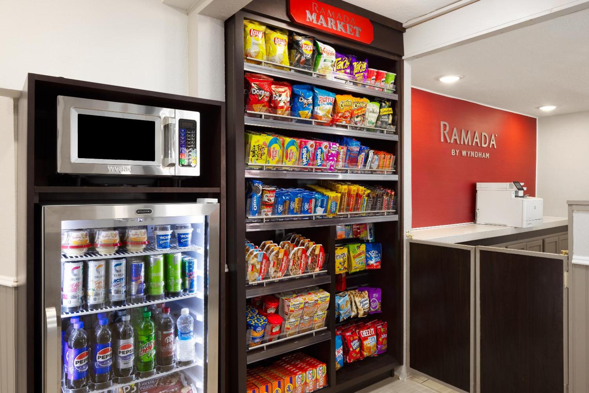 במוטל Ramada By Wyndham Medford Airport North מראה חיצוני תמונה