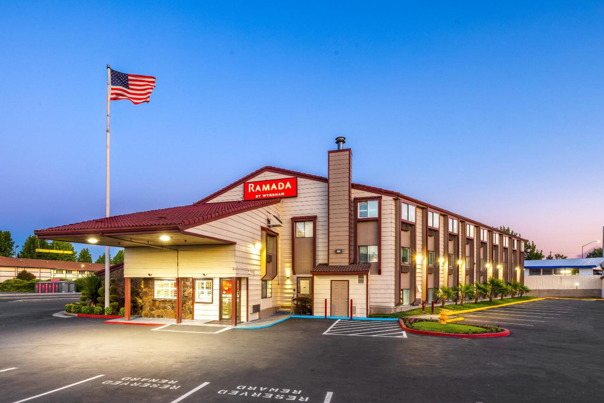 במוטל Ramada By Wyndham Medford Airport North מראה חיצוני תמונה