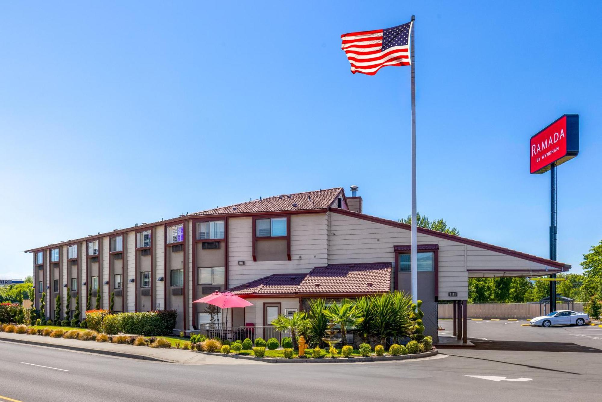 במוטל Ramada By Wyndham Medford Airport North מראה חיצוני תמונה