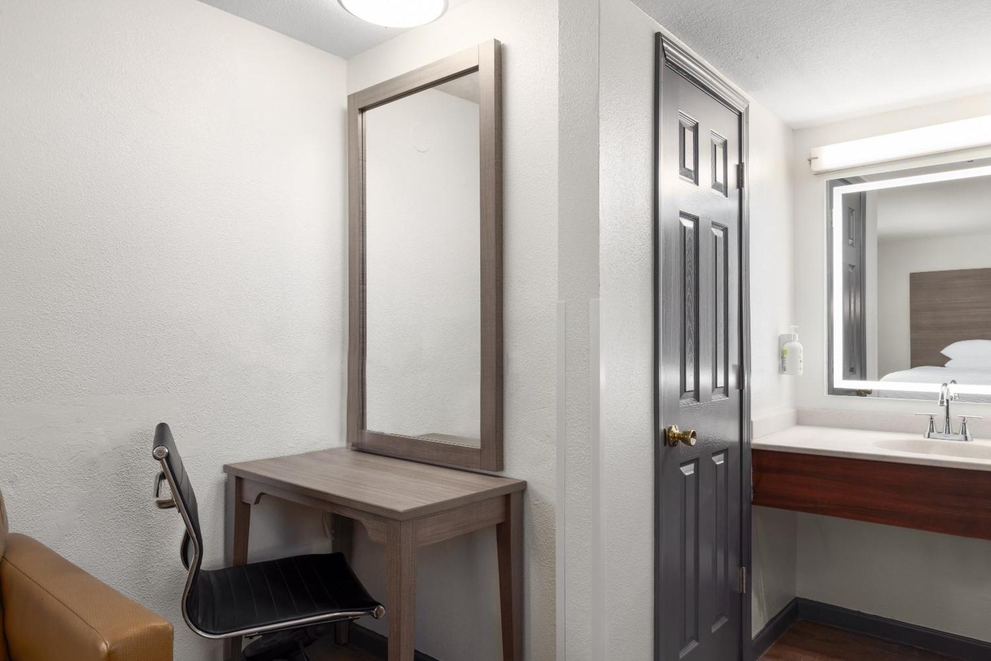 במוטל Ramada By Wyndham Medford Airport North מראה חיצוני תמונה