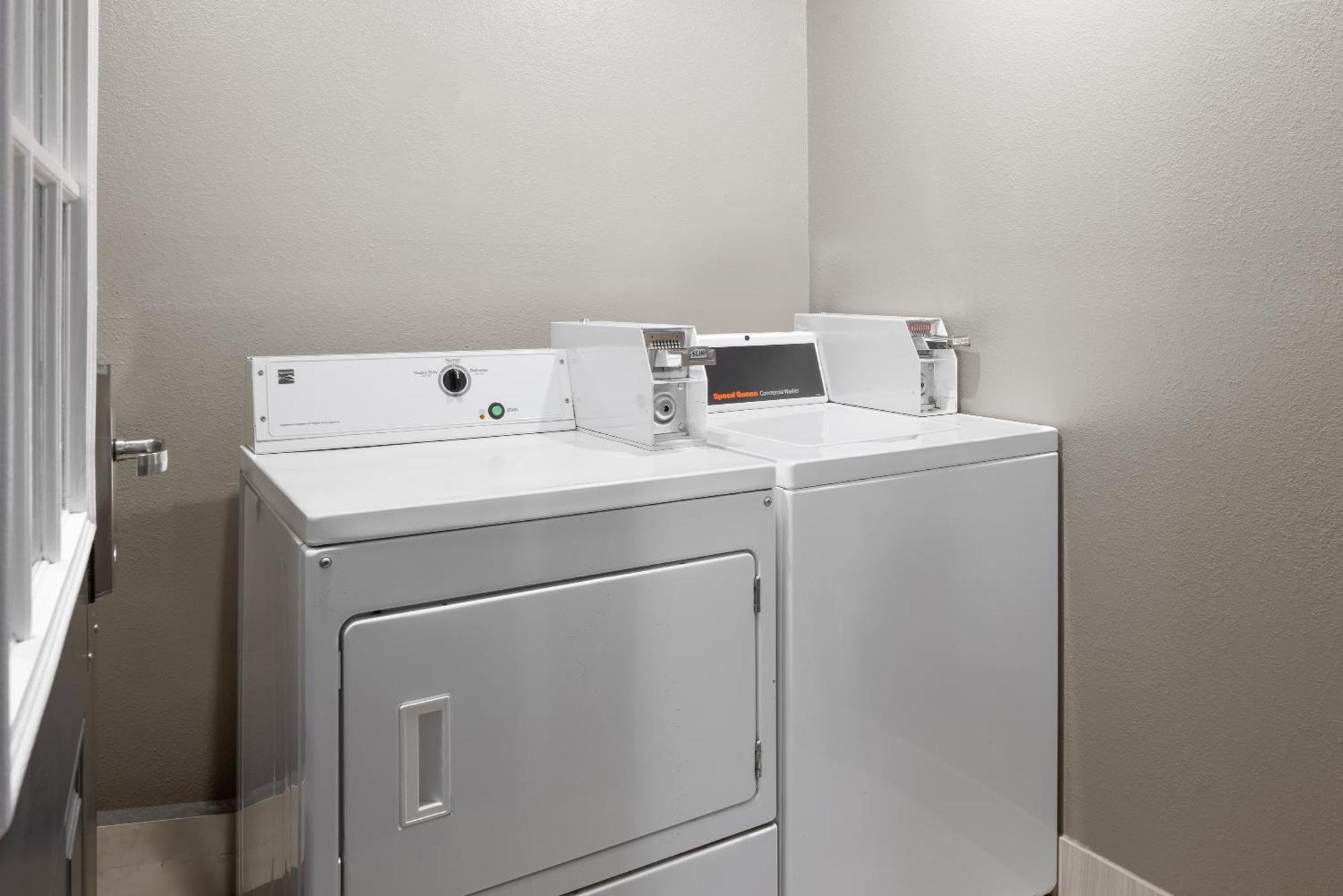 במוטל Ramada By Wyndham Medford Airport North מראה חיצוני תמונה