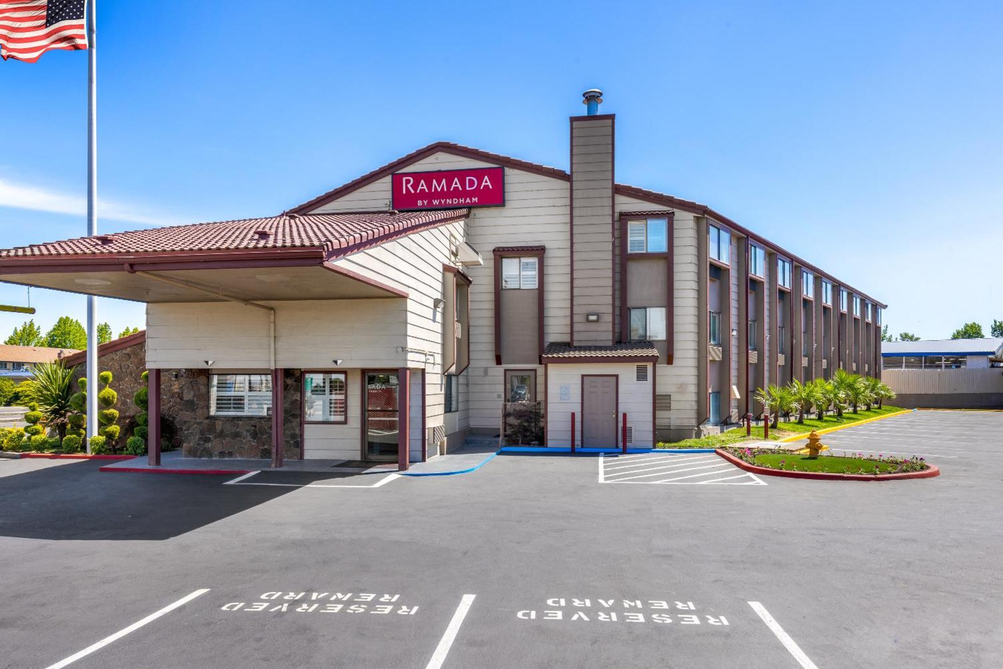 במוטל Ramada By Wyndham Medford Airport North מראה חיצוני תמונה