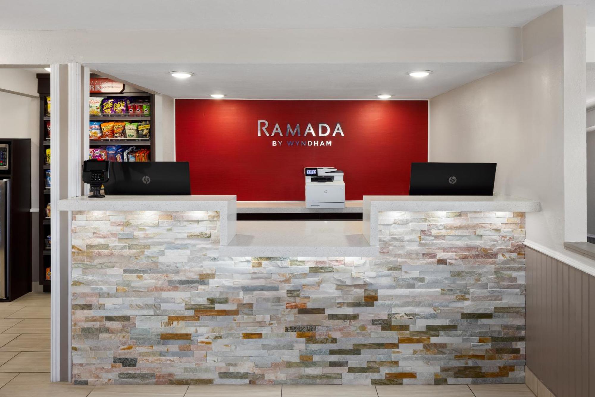במוטל Ramada By Wyndham Medford Airport North מראה חיצוני תמונה