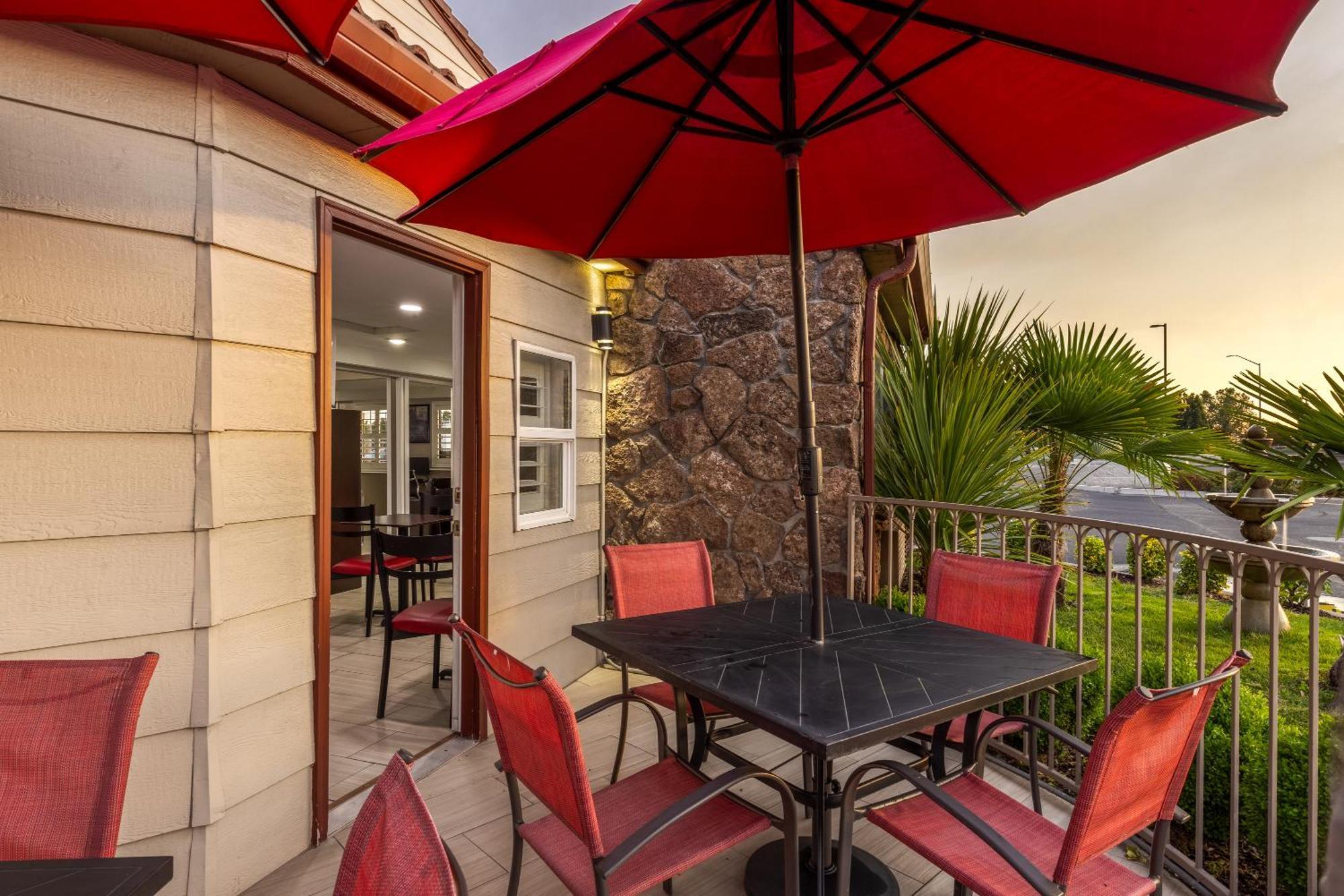 במוטל Ramada By Wyndham Medford Airport North מראה חיצוני תמונה