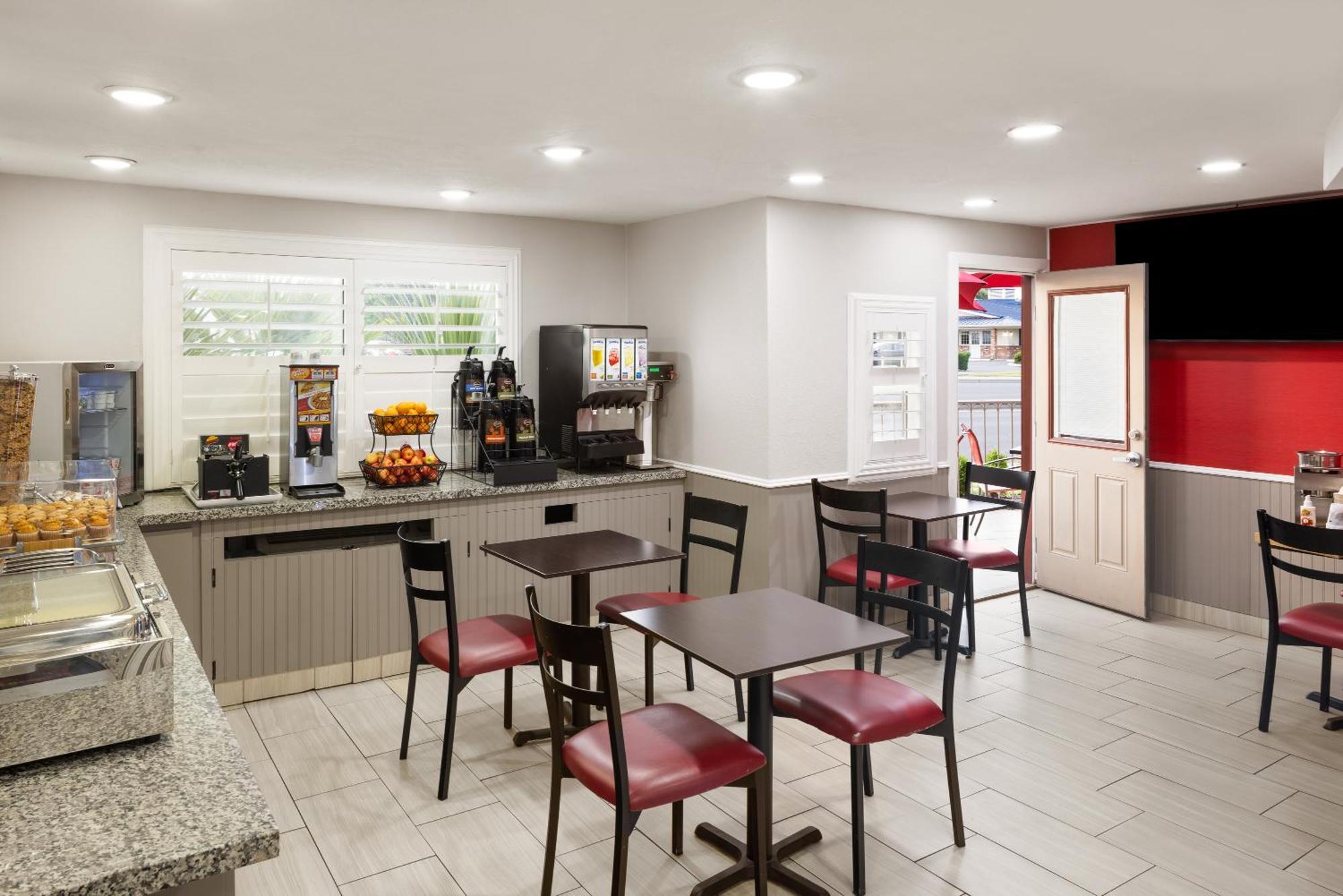 במוטל Ramada By Wyndham Medford Airport North מראה חיצוני תמונה