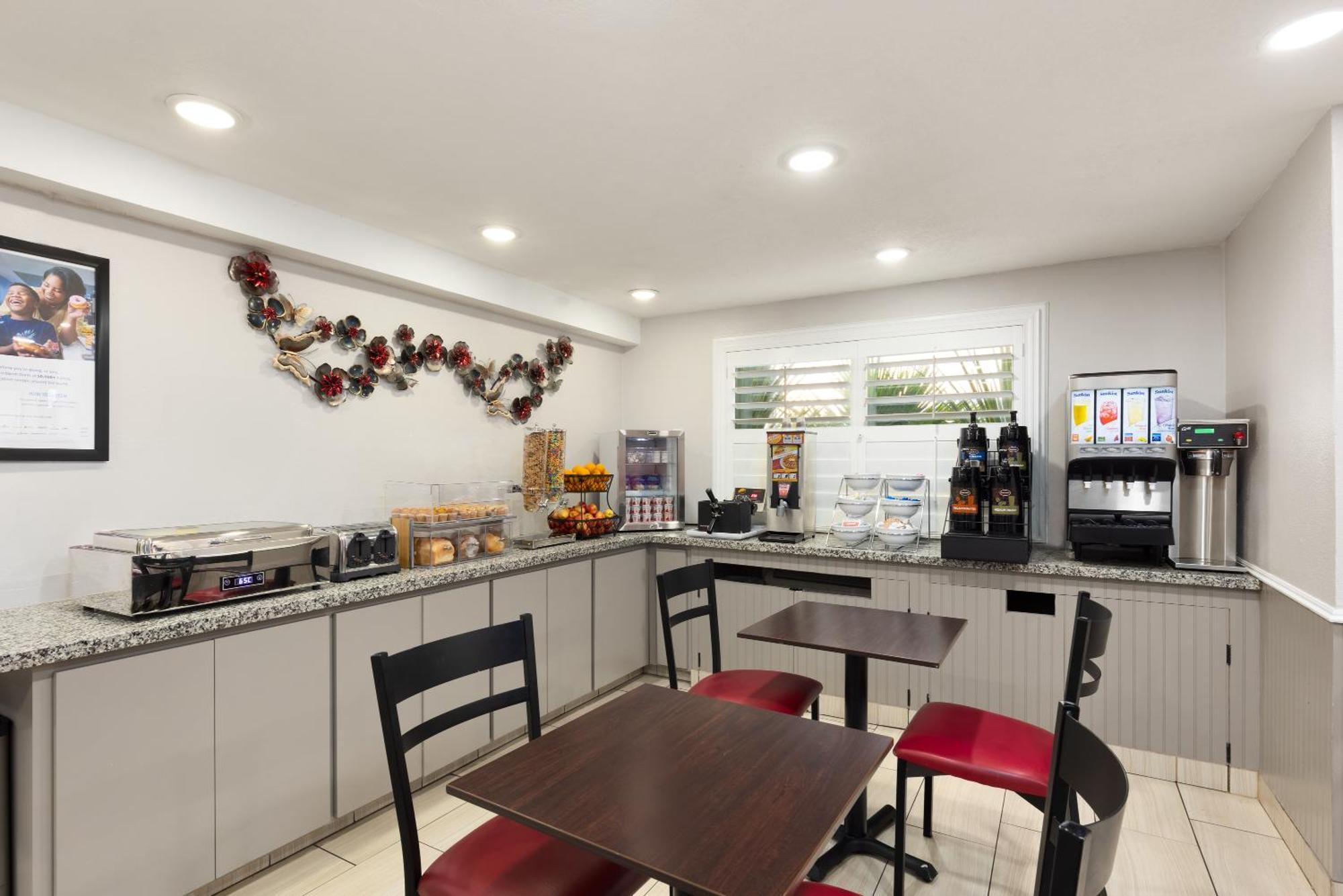 במוטל Ramada By Wyndham Medford Airport North מראה חיצוני תמונה