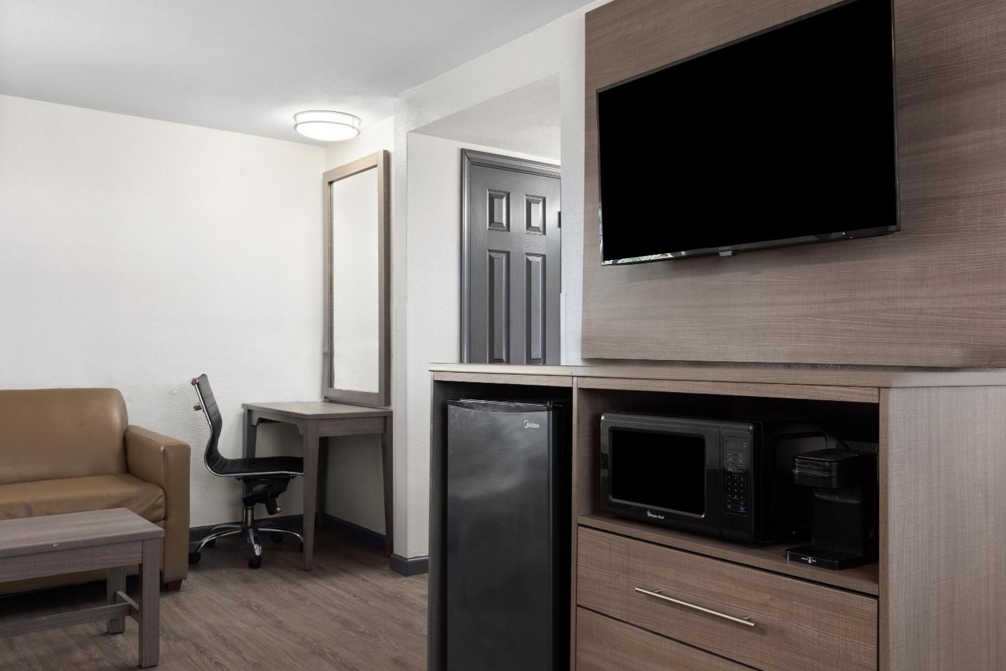 במוטל Ramada By Wyndham Medford Airport North מראה חיצוני תמונה