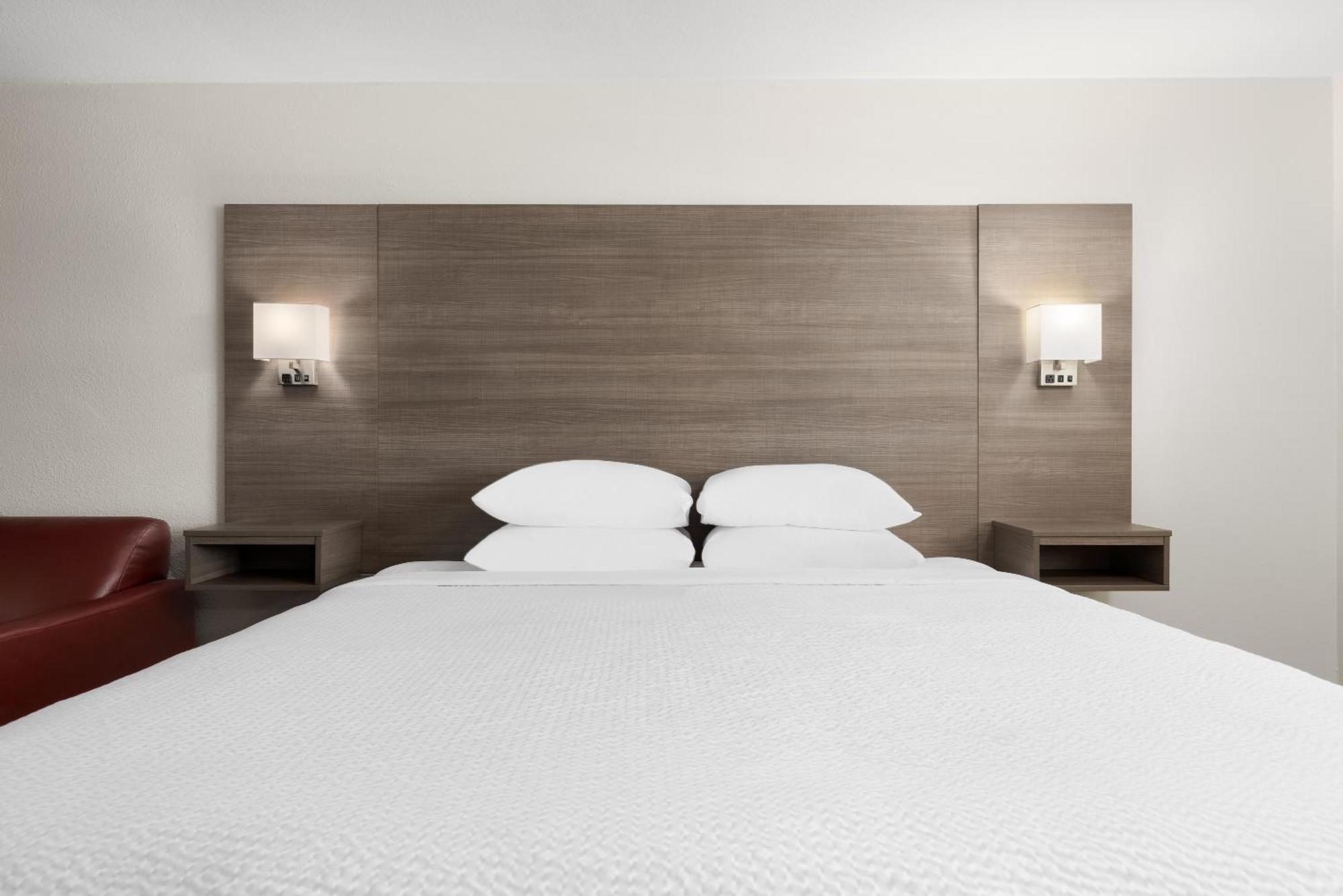 במוטל Ramada By Wyndham Medford Airport North מראה חיצוני תמונה