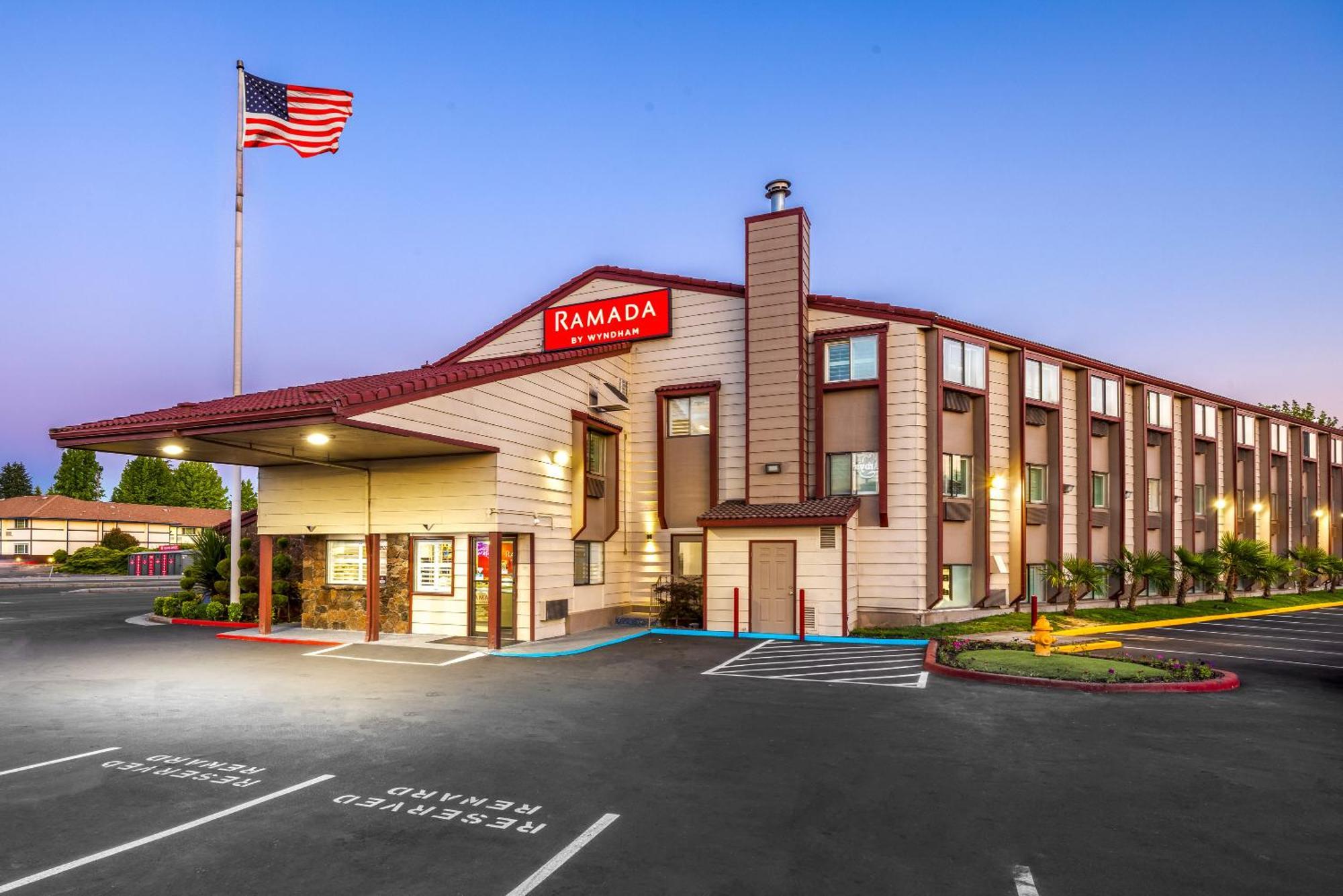במוטל Ramada By Wyndham Medford Airport North מראה חיצוני תמונה