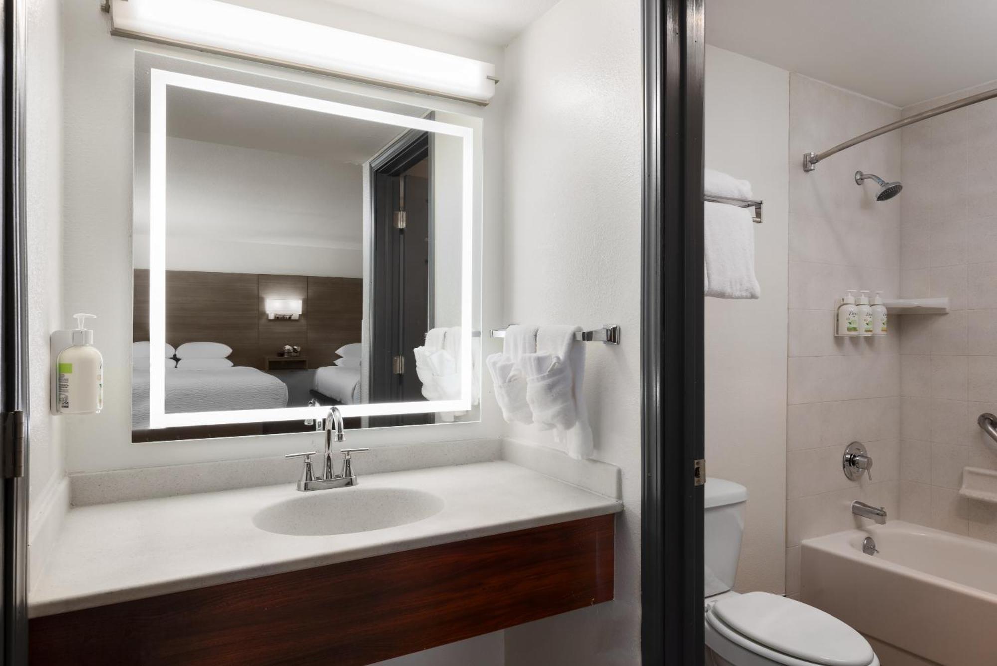 במוטל Ramada By Wyndham Medford Airport North מראה חיצוני תמונה