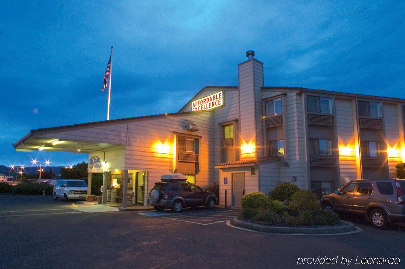 במוטל Ramada By Wyndham Medford Airport North מראה חיצוני תמונה