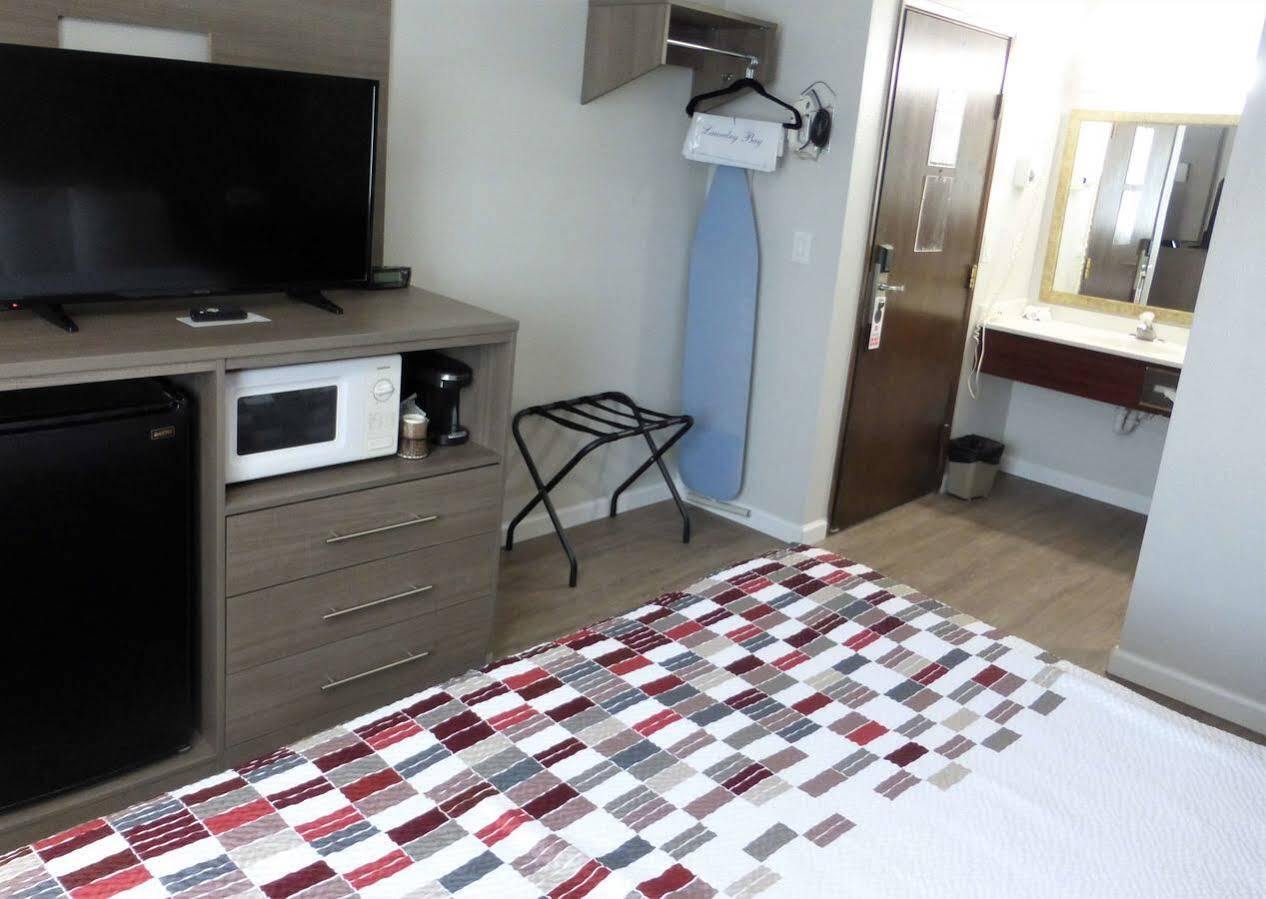 במוטל Ramada By Wyndham Medford Airport North מראה חיצוני תמונה