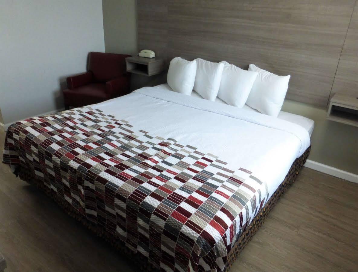 במוטל Ramada By Wyndham Medford Airport North מראה חיצוני תמונה